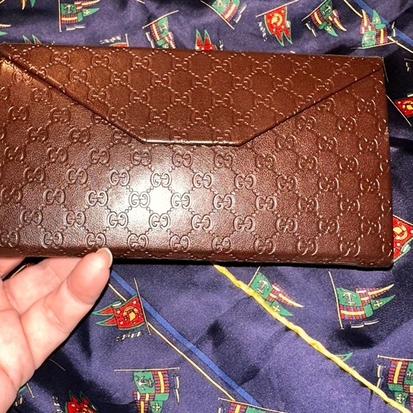 GUCCI OVAL SUNGLASSES WITH
GORGEOUS CASE main image 10
